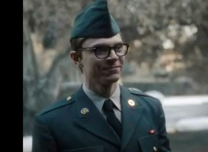 En Dahmer, vuelve del entrenamiento básico en 1979 con la Medalla del Servicio de Defensa Nacional, que no se concedió entre 1974 y 1990