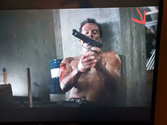 Después de que Mcclane cuelgue a Karl se puede a ver a Karl de pie en el fondo