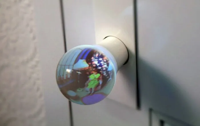 Pomo de puerta que permite ver la habitación con el ojo de pez