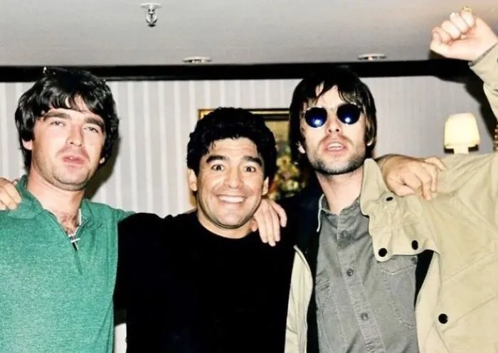 Una fiesta que desearías no haberte perdido. Noel y Liam Gallagher con Diego Maradona en Buenos Aires, 1998