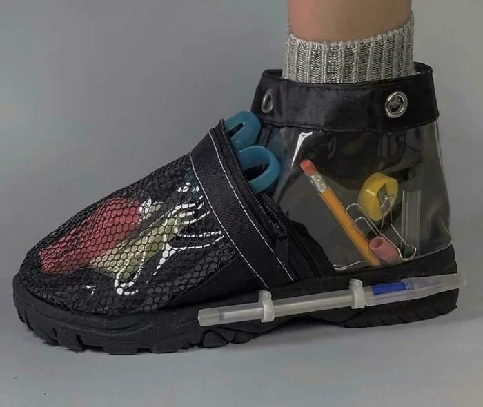 Zapatos con útiles escolares