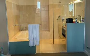 40 Times Hotel And Airbnb Guests Were So Surprised By Their Hosts' Fails That They Took A Picture (New Pics)