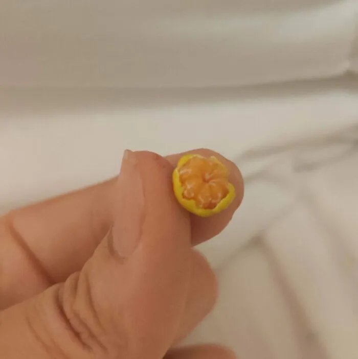 Tardé horas en cortar a este bebé. Espero que esto acabe con el hambre en el mundo. Mano y cuchillo de chef chino como referencia