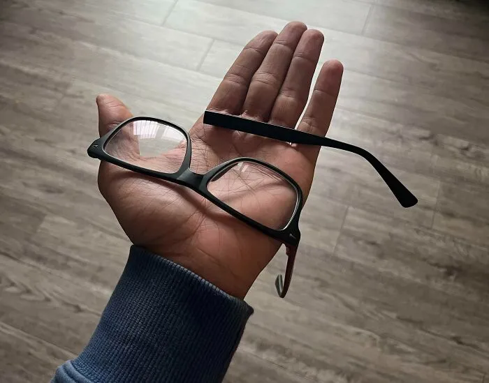 Por fin me han llegado las gafas esta mañana. Pagué 375 $ y decidí ahorrar 80 $ y no contratar el seguro y mi hija les hizo esto 2 horas después de llegar
