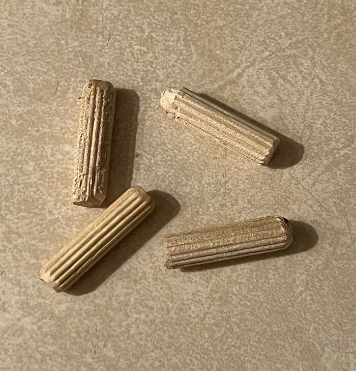 Mi hija acaba de decir "Toma, papá" y me ha metido esto en el bolsillo. No tengo ni idea de qué mueble barato es ahora peligrosamente inestable