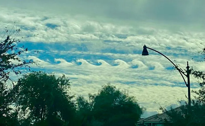 Estas nubes parecen un dibujo infantil de olas