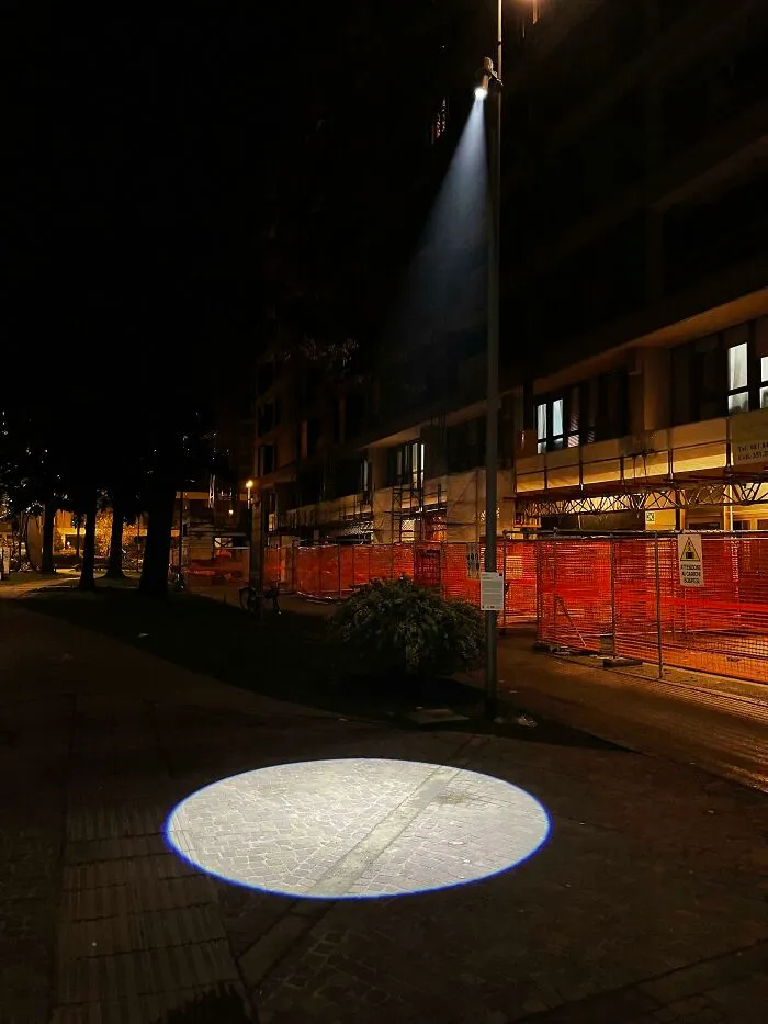 Este trozo de calle iluminado al azar