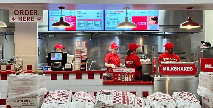 Mi Five Guys (Cinco Chicos) local está siendo dirigido por cinco chicas esta noche