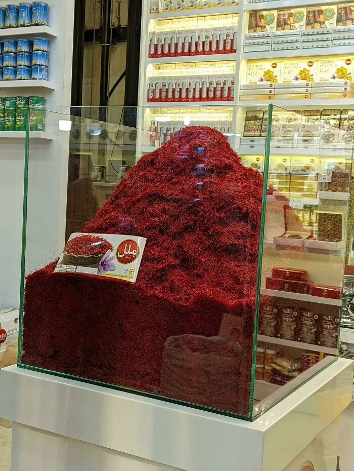 Esta enorme montaña de azafrán en un bazar de Teherán