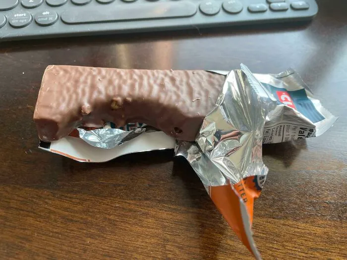 Abrí una barrita Clif Builder y me encontré que le faltaba un trozo