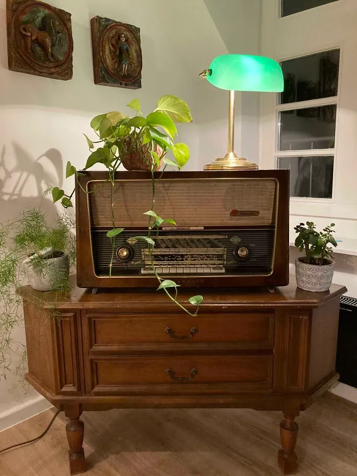 Mi vieja lámpara colocada encima de mi vieja radio colocada encima de mi vieja cómoda
