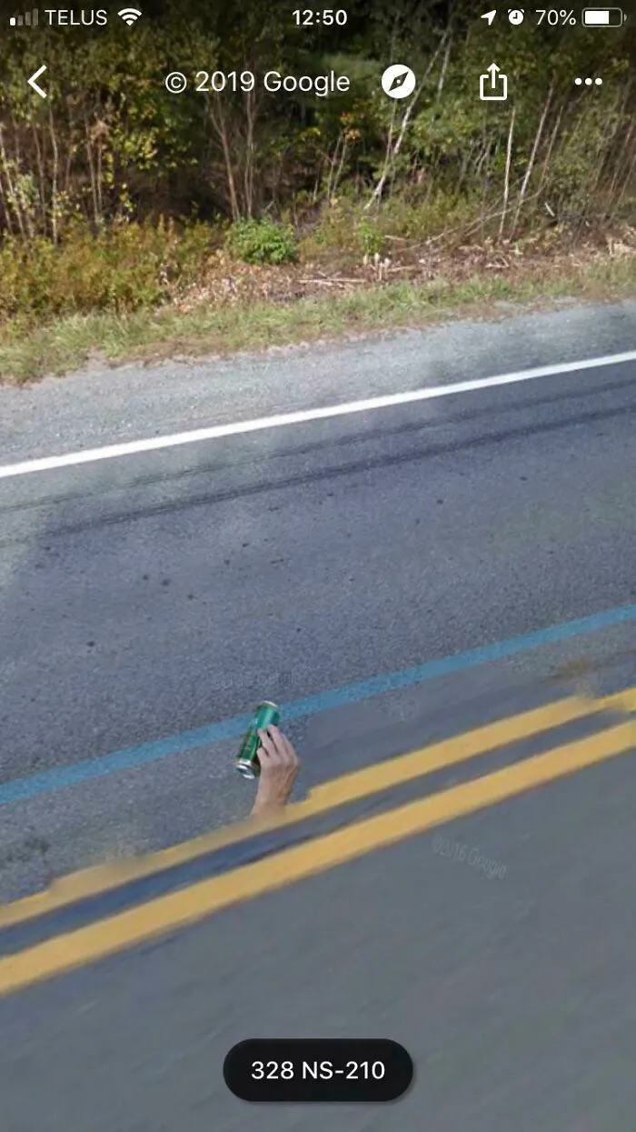 El conductor del coche de Google tira cerveza por la ventanilla