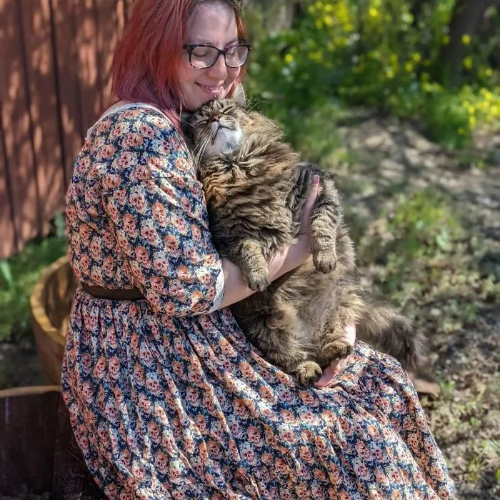 Mi mujer y el gato que nos adoptó