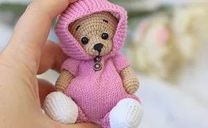 Here’s A Crocheting And Kniting Pattern For An Adorable Teddy Bear In Outfit (Overalls) That Will Help Keep You Occupied And Brought
it Is A Joy To Someone In The Form Of A Gift For Any Occasion (Birthday, Christmas) And Even For No Reason.