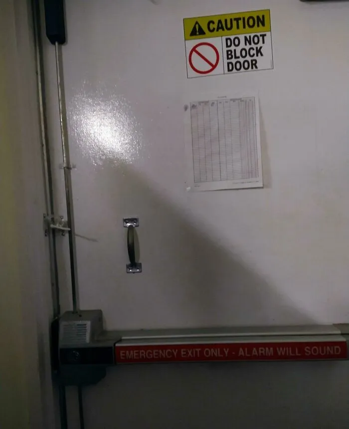 El gerente ha cerrado con latiguillos nuestra única puerta de emergencia durante los últimos 2 meses porque están "cansados de que los ladrones salgan corriendo por detrás"