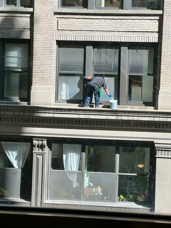 Limpiacristales al otro lado de la calle. Estoy en el 5º piso. Nueva York