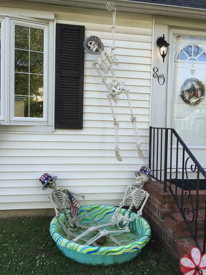  Mis vecinos no guardaron sus decoraciones de Halloween, pero las han ido cambiando según las diferentes festividades
