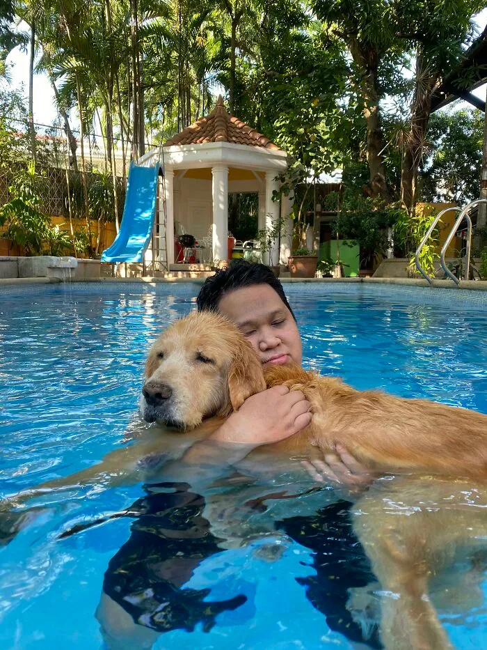 Mi perro mayor ya no puede nadar solo, así que lo llevo en brazos mientras se da un chapuzón