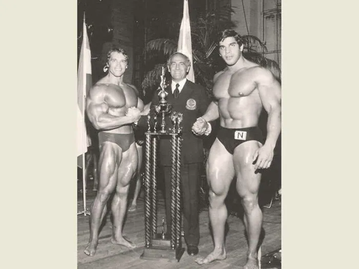 Lo siento si esto es una especie de post de broma, yo nunca me di cuenta de lo enorme que era Ferrigno. Haciendo que Arnold parezca pequeño