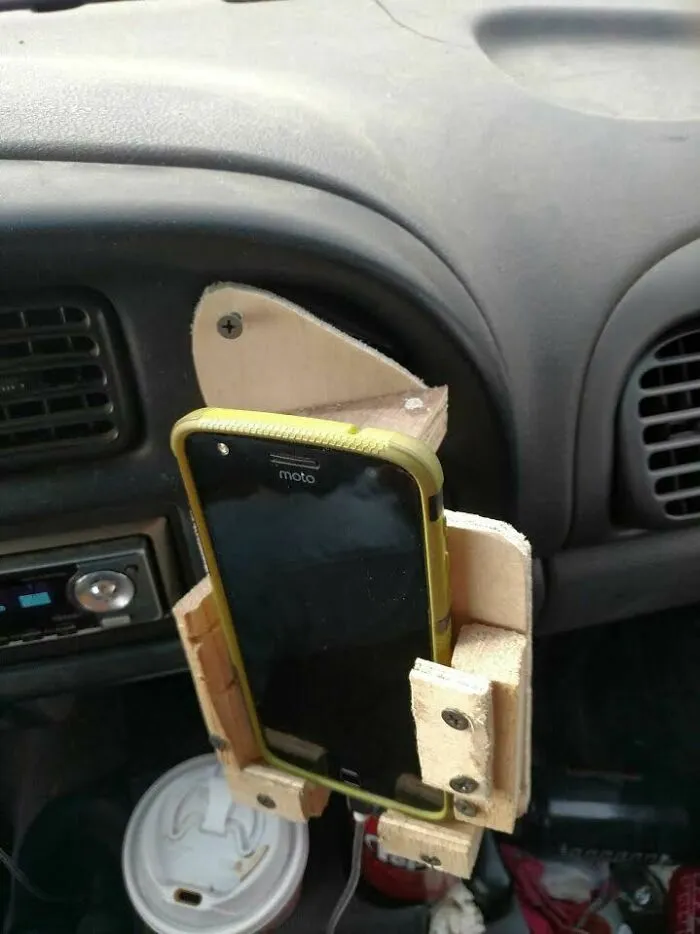 Soporte de teléfono para Google Maps y un viaje de 1200 km. Tenía unos 15 minutos y muy pocas herramientas a mano