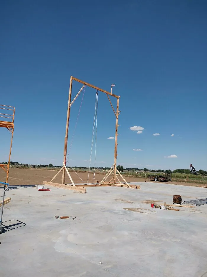 No quería alquilar una grúa, así que construí una con vigas de madera