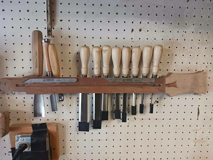 Destruí un mástil de guitarra que estaba haciendo, pero necesitaba un soporte para cinceles