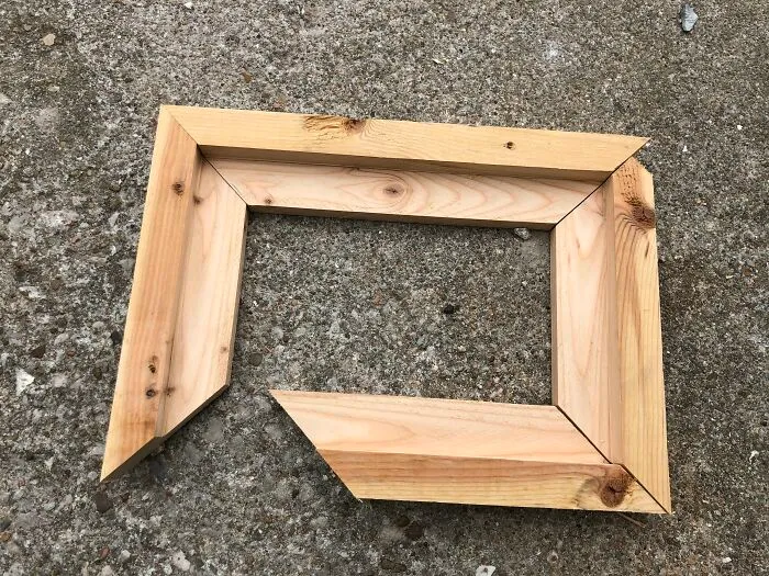 Practiqué hacer un marco de fotos de un 2x4. Sin planificación previa. Resultó como lo esperaba