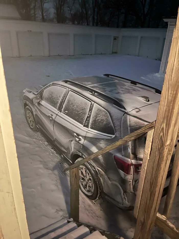  La forma en la que la nieve se pegó a mi coche lo hace  parecer un dibujo sombreado