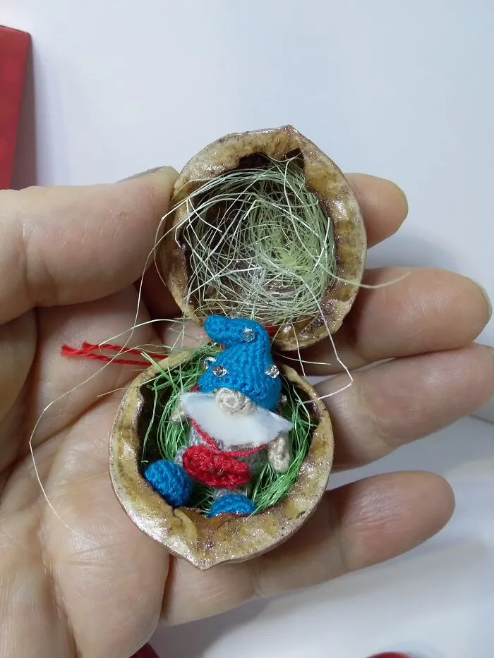 I Crochet Miniature Amigurumi Animals That Can Live In A Walnut Shell (13 Pics)