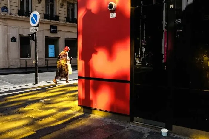 This Belgian Photographer Captures Funny And Extraordinary Scenes Of Everyday Life (30 New Pics)