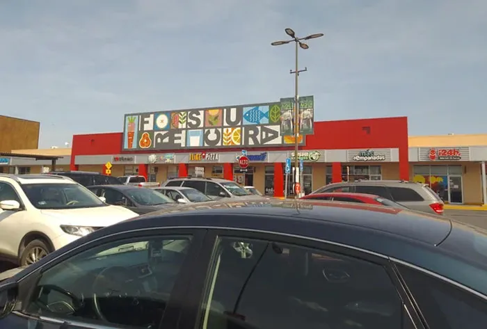 Vi esto en mi supermercado local. Se supone que dice "Frescura"