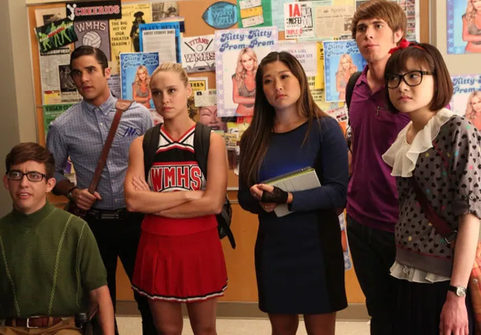 Someone Asks "What Show Did You Start And Wind Up Hating So Much You Didn't Finish It?" And 50 People Share