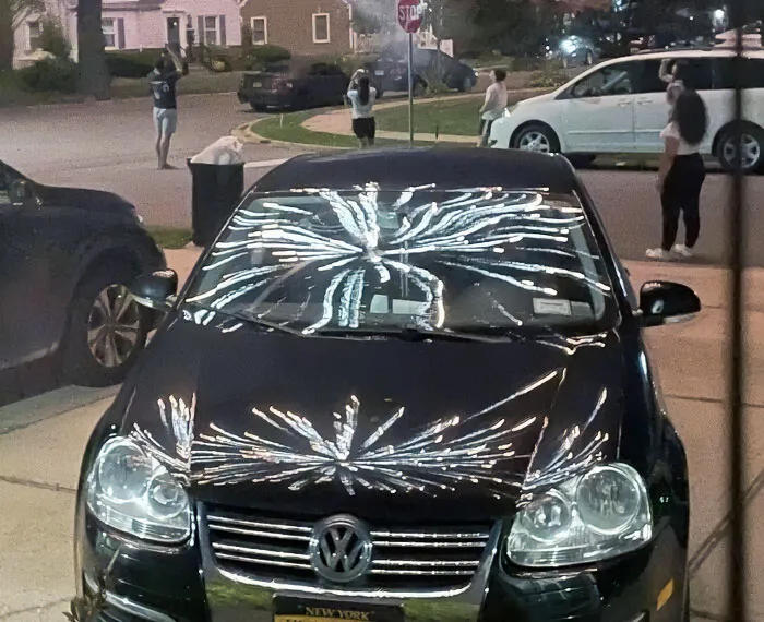 El reflejo de los fuegos artificiales en mi coche