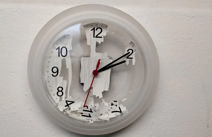 Un reloj en la sala de servidores donde trabajo es arte moderno accidental