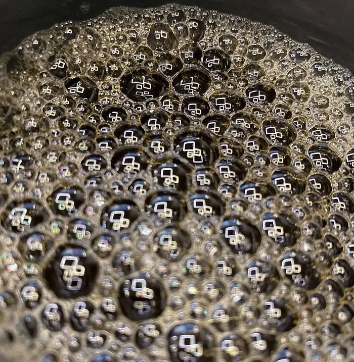 El reflejo de las luces del techo en mi café