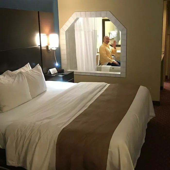 El peor diseño de habitación de hotel. Lo gracioso es que la puerta del baño tiene cerradura