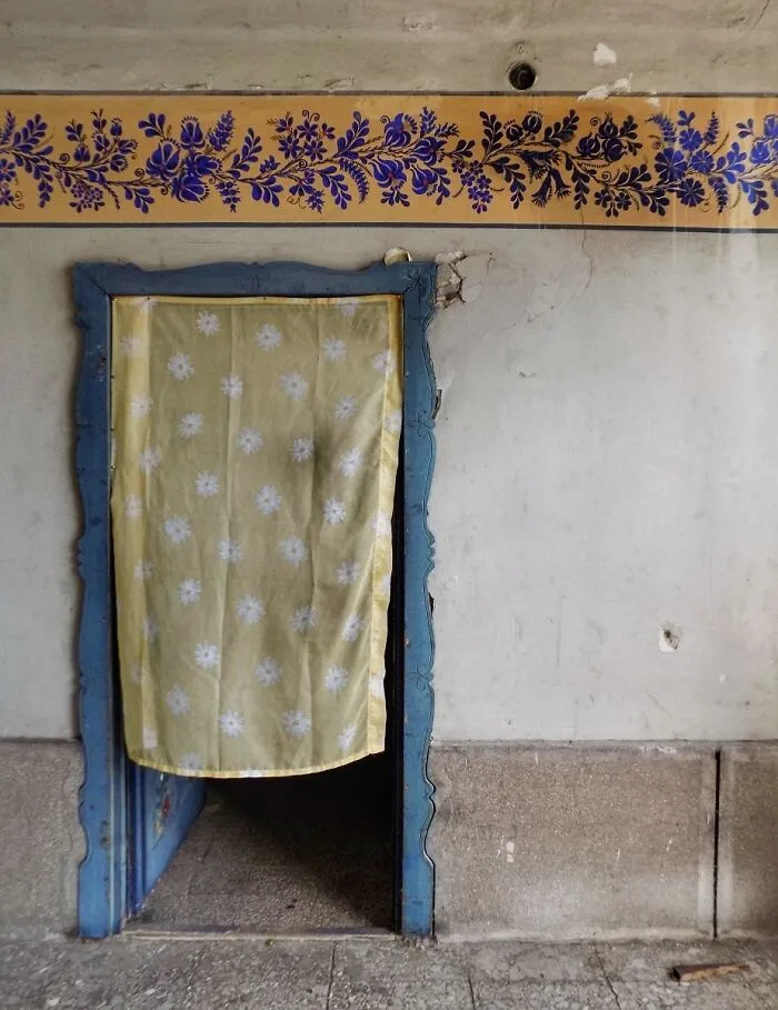 I Took Pictures Of This Abandoned Railway Station Painted With Folk Art Patterns (25 Pics)