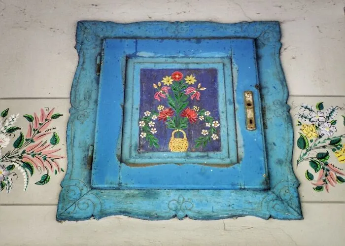 I Took Pictures Of This Abandoned Railway Station Painted With Folk Art Patterns (25 Pics)