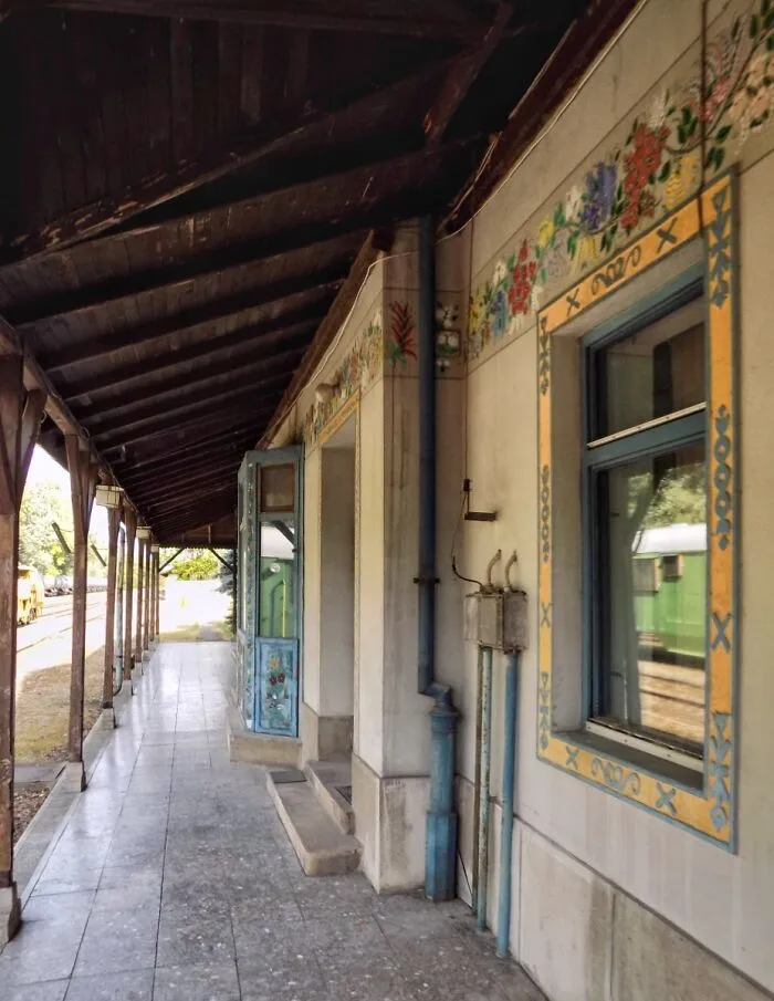 I Took Pictures Of This Abandoned Railway Station Painted With Folk Art Patterns (25 Pics)