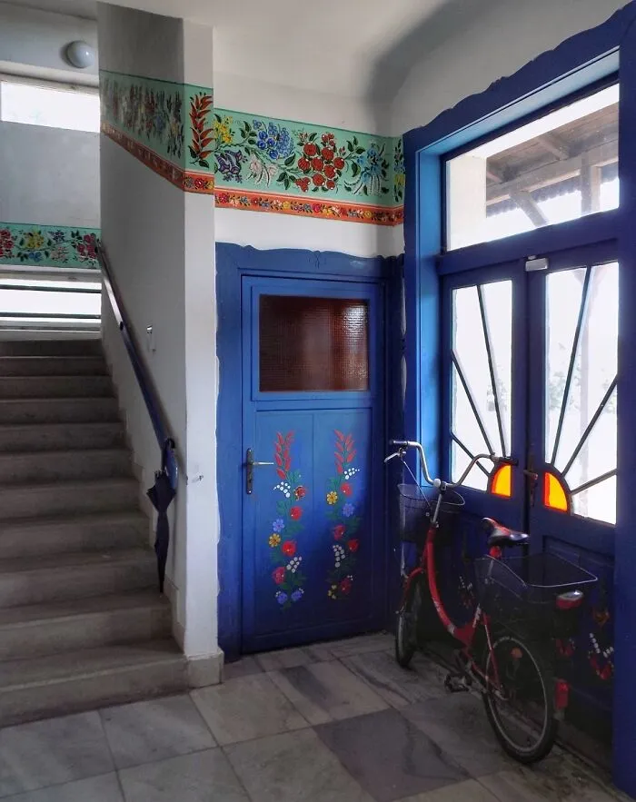 I Took Pictures Of This Abandoned Railway Station Painted With Folk Art Patterns (25 Pics)