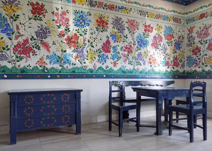 I Took Pictures Of This Abandoned Railway Station Painted With Folk Art Patterns (25 Pics)