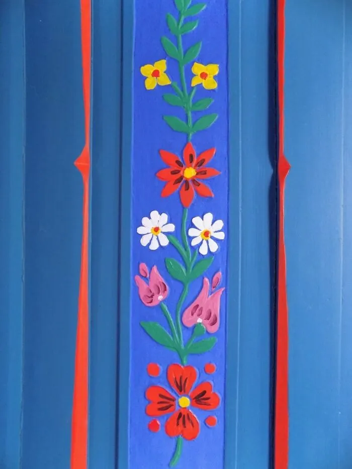 I Took Pictures Of This Abandoned Railway Station Painted With Folk Art Patterns (25 Pics)