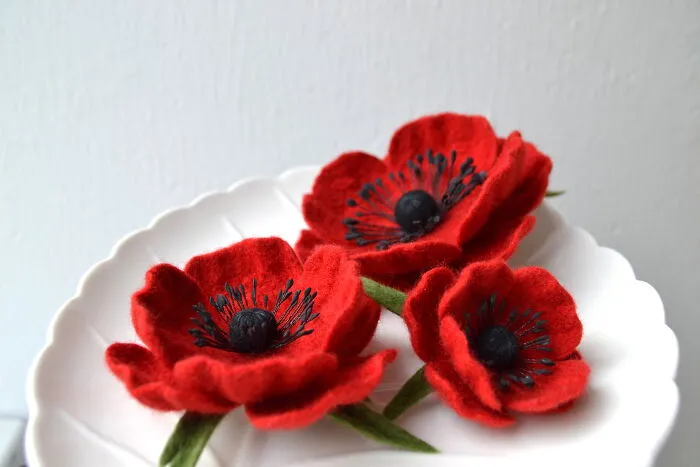I Create Felted Flower Brooches From Merino Wool (39 Pics)