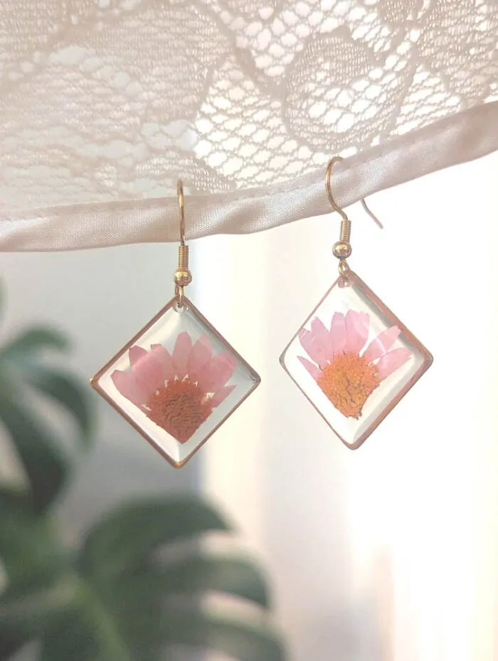 Real Daisies Inside A Stainless 18k Gold Setting