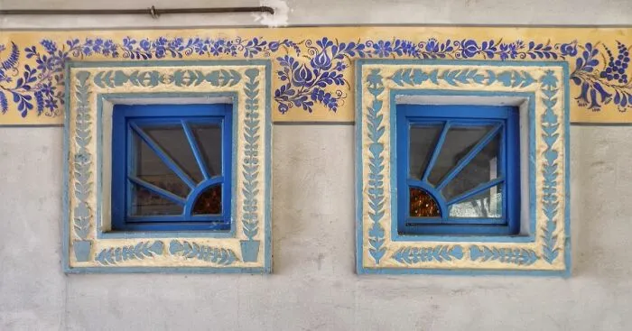I Took Pictures Of This Abandoned Railway Station Painted With Folk Art Patterns (25 Pics)