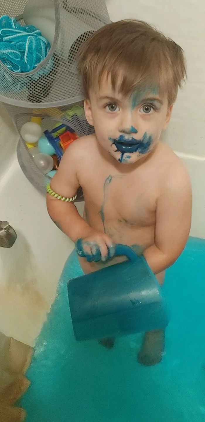 Devorador de pitufos. Mi hijo agarró colorante alimentario de la barra