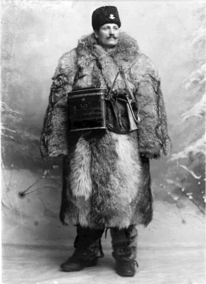 Cartero rural con uniforme de invierno, 1900, Suecia 