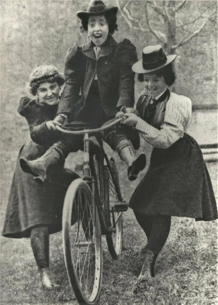 Aprendiendo a andar en bicicleta, alrededor de 1895 (Foto de William Gordon Davis) 