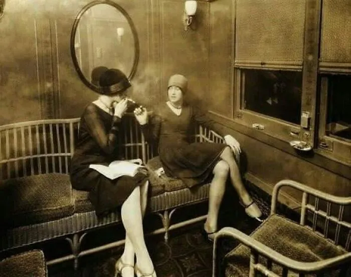 Unas chicas Flappers, encendiendo un cigarrillo 