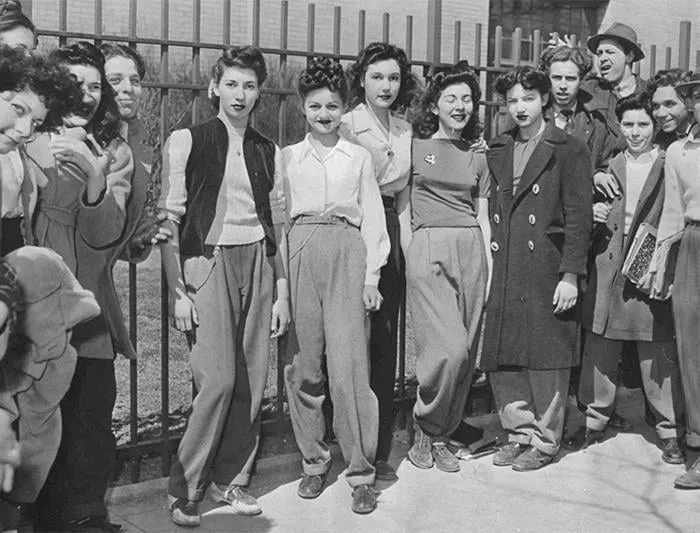 Protesta contra el código de vestimenta de la escuela que prohibía que las chicas usaran pantalones, Brooklyn, alrededor de 1940